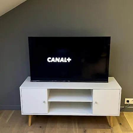 Comfortable 2bed Near Sncf شقة شالو أو شُمْبانيِ